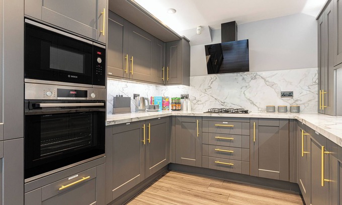 Canvey Island Maison | Nature's Serenade:3BR Classic Home-Jacuzzi & Sauna