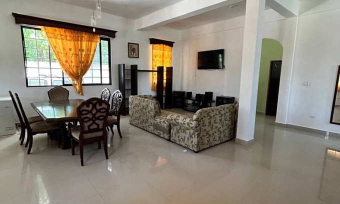 Corozal Maison | Nature view in a quiet urban neighborhood 1-bedroom house with WiFi and AC
