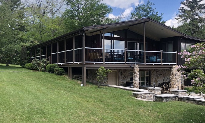 Lock Haven Cabine | Nature’s Best cabin1 hr. to PSU. Great view. Perfect for outdoorsman. Sleeps 8