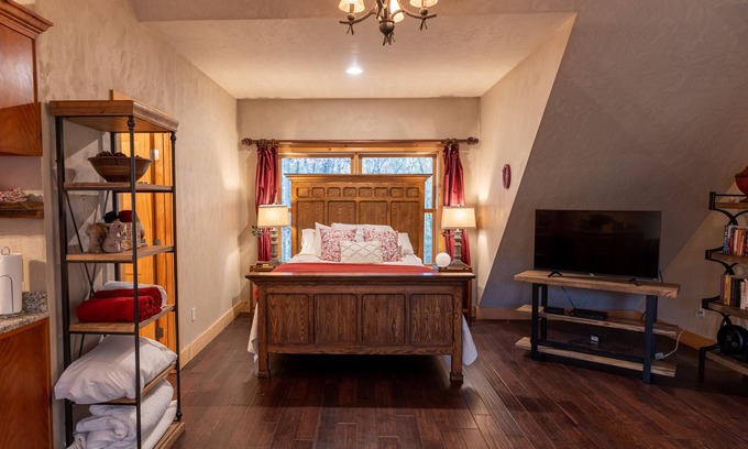 Cedar Hill Maison | Natureview Hideaway Deluxe Apt in Cashiers