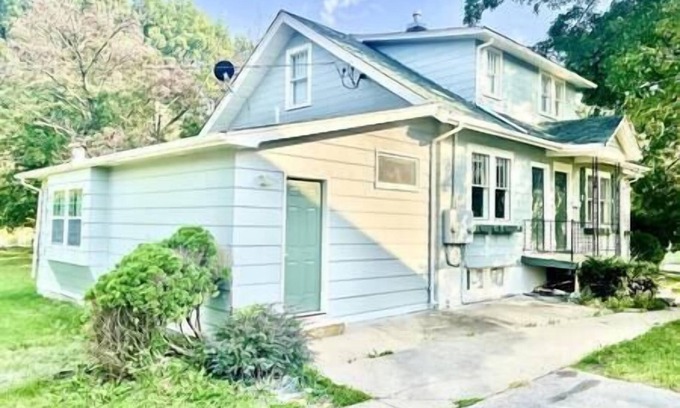 Hamilton Maison | Nauvoo Area Arts and Crafts Upstairs Apt. Sleeps 6