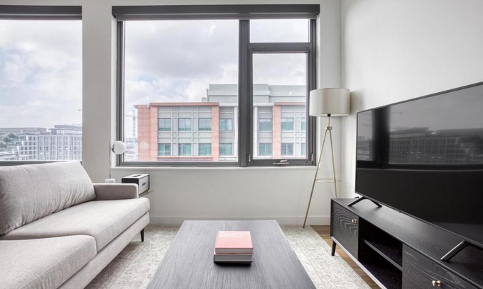 Navy Yard Appartement | Navy Yard 1BR w Gym WD steps from Nats Park WDC-325
