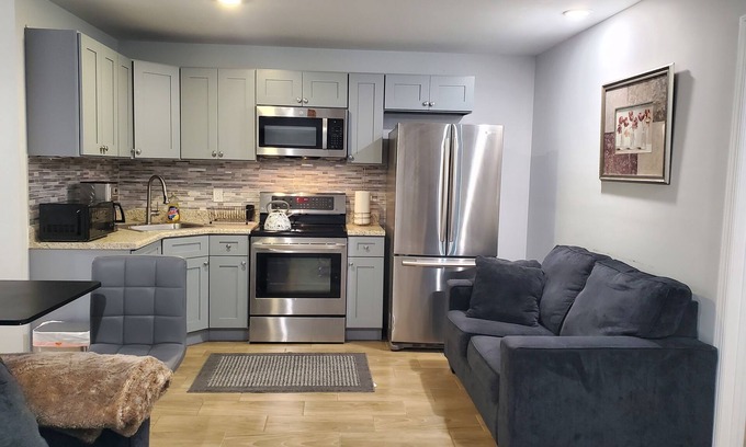 Newark Appartement | Charming 2-Bedroom Apartment w/ Private Bath & Sofa Bed: Near NYC & EWR