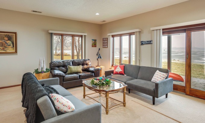 Wright County Maison | Near All-Season Trails: Howard Lake Home w/ Dock!