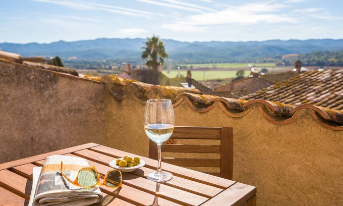 Cruilles Maison | Près des plages: maison en pierre spacieuse et amusante dans un village médiéval