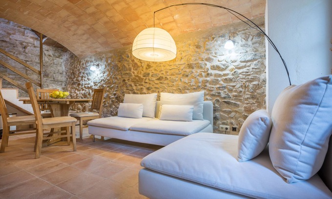 Cruilles Maison | Près des plages. Maison en pierre élégante dans un village médiéval