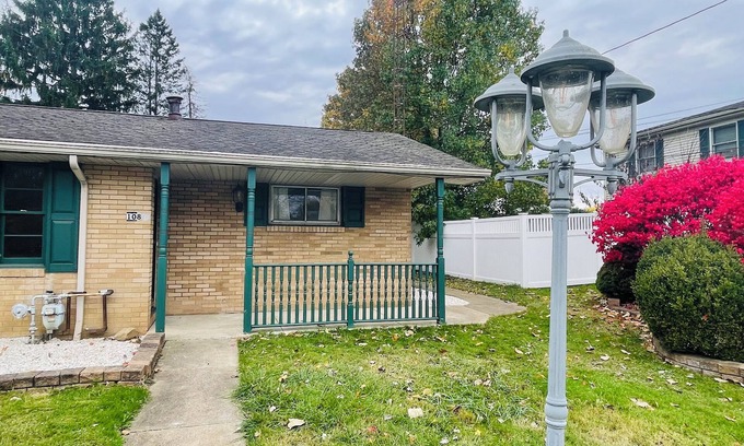 Louisville Maison | Near Canton 3-bedroom house in Louisville with WiFi, patio