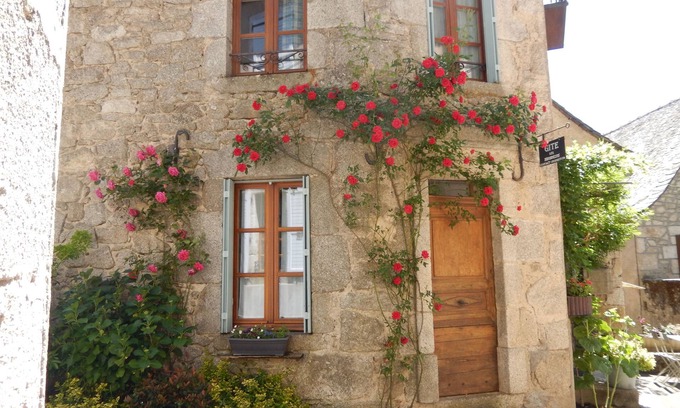 Espeyrac Maison | A proximité de CONQUES ET D'ESTAING Gîte les hirondelles