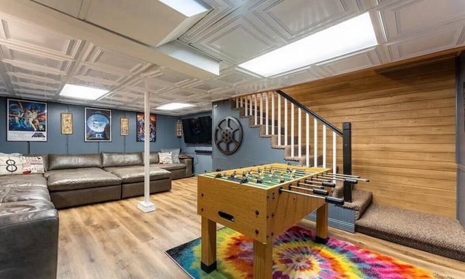 Chippewa Falls Maison | Near Downtown! GAME ROOM! Sleeps 12! Stylish!