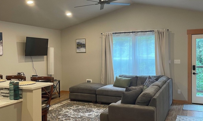 Geneva Appartement | Near Galbraith Mt. and Whatcom Falls. New apartment ready to be enjoyed.