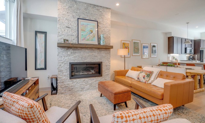 Silverthorne Maison | Near Hiking & Dillon Reservoir: Getaway w/ Hot Tub