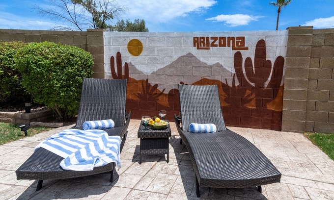Golden Hills Maison | Breathtaking Reno! 3br 2ba - Oasis Pool and Outdoor Area - Palm N Cactus BNB