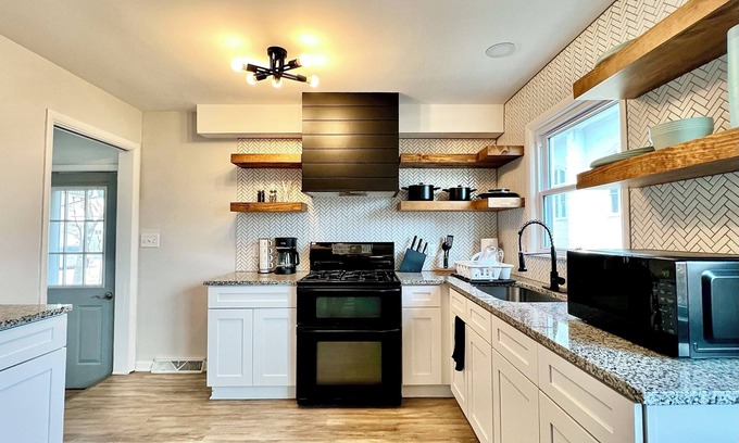 DeKalb Maison | NEAR NIU & Downtown Dekalb! Sleeps 12, Wet Bar, Foosball, & PET-FRIENDLY!