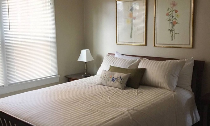 Forest Hills Appartement | Near Oakland, DT, Monroeville,Traditional decor, Off-Street parking, US OPEN 532