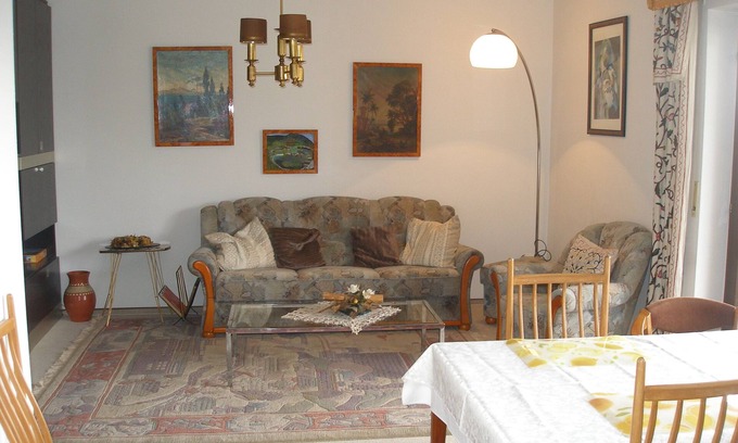 Badenweiler Appartement | Près de Therme belle vue sur les montagnes des Vosges et de la nuit, les ruines du château illuminé
