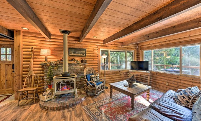 Pollock Pines Maison | Near Vineyards Cabin with Hot Tub in Pollock Pines!