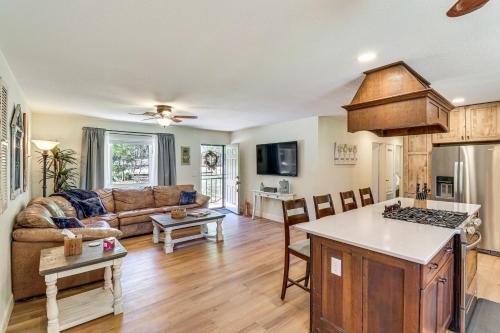 Pinetop-Lakeside Maison | Near Woodland Lake Park Home with Fire Pit!