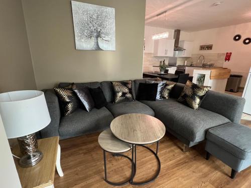 Street Appartement | Nearby Glastonbury, Next to Street Town Centre - Ground Floor Large 3 BD With Parking, Sleeps Up to 6