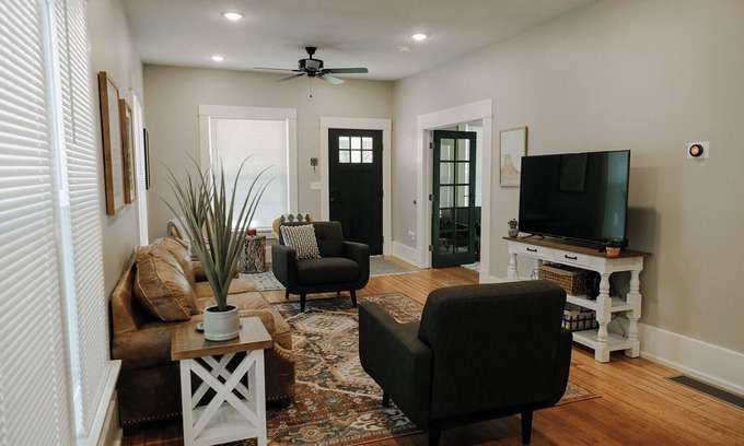 College Hill Maison | Nearby Wichita's Best! In Home W&D + Fenced Yard.