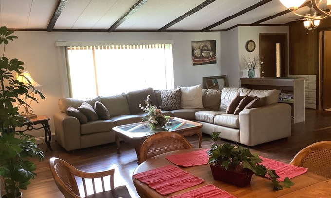 Rio Lucio Maison | Neat Retreat, Fast WiFi, Ski Sipapu, Hike, Fish, Hunt, Wineries, pet friendly