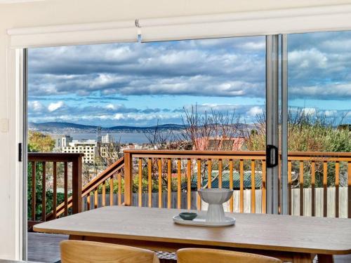 Hobart Central Business District Maison | Neilsen Cottage - Serene River Views near Hobart CBD