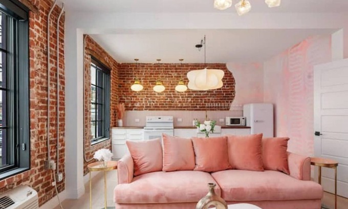 Golden Triangle Appartement | Neon Swan Art Suite 206