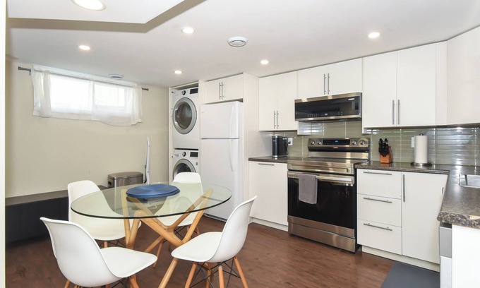 Ottawa Division Appartement | Nepean | Modern | Lower unit | Sleeps 6 | 3 beds, 1 bath