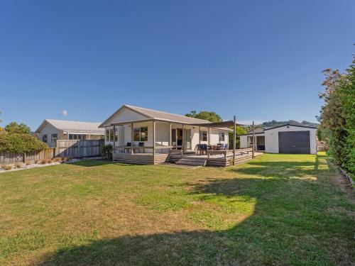 Cooks Beach Maison | Nest by the Beach - Cooks Beach Holiday Home