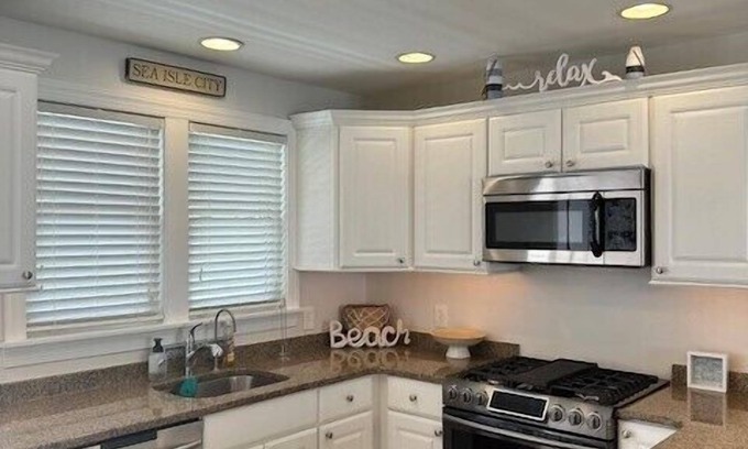 Sea Isle City Copropriété | Nestled one block from the bay, and a short walk to the beach.