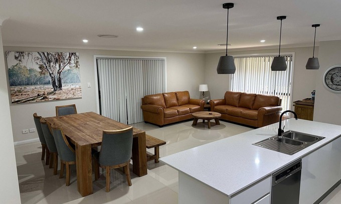 North Tamworth Maison | Eureka at The Meadows. Perfect for a family, executive or work stay.