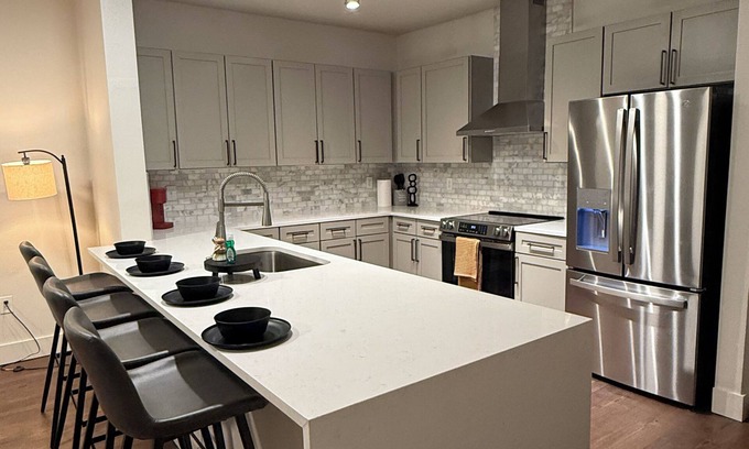 Uptown Appartement | Neutral Nest Long-Term Minimalist Living in Prime Victory Park