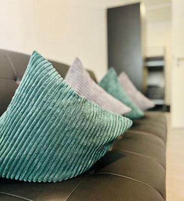 Freiberg am Neckar Appartement | Neuwertiges Apartment mit schnellem WLAN, Netflix, Glasfaser, Kostenlose Privatparkplatz auch für Transporter geeignet R21