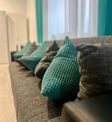 Freiberg am Neckar Appartement | Neuwertiges Apartment mit schnellem WLAN, Netflix, Glasfaser, Kostenlose Privatparkplatz auch für Transporter geeignet R25
