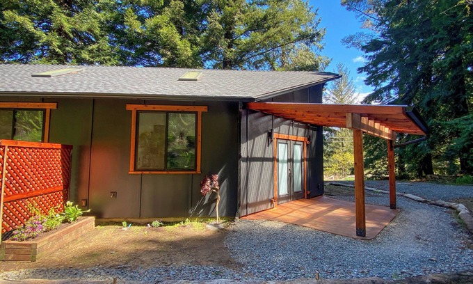 Pacific Maison | New 1 bedroom house. Country setting yet close to town!