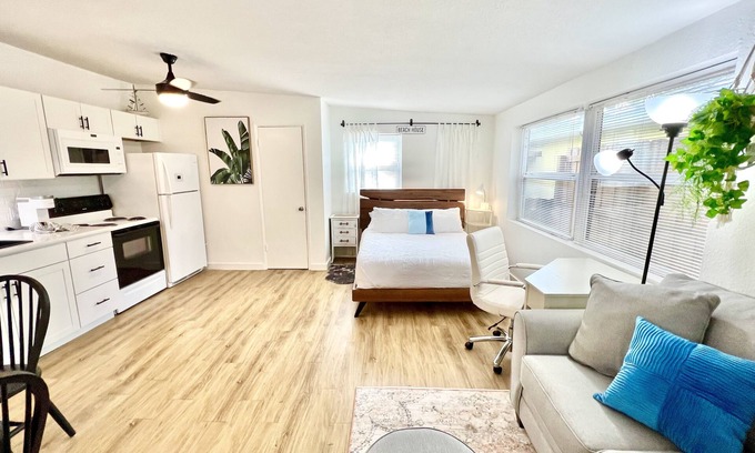 Dunedin Appartement | NEW! 1-blk to Waterfront, Sunsets, Bike Path. Tri-plex Studio Apartment