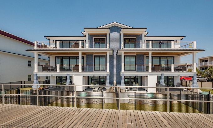 North End Copropriété | NEW! "1413 Sand Castle" Ocean Front Condo on Boardwalk, Pool, Elev., Sleeps 19