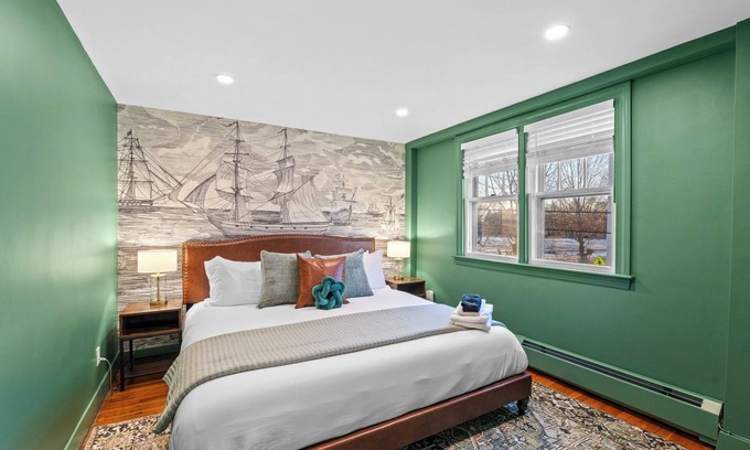 Salem Appartement | NEW 1BR on Salem Common l Steps to Witch Museum and Downtown l Fenced in Yard