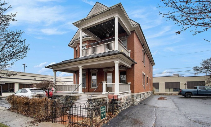 Stuart Appartement | NEW 1st Floor Victorian Flat in Downtown Kalamazoo