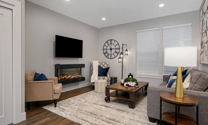 South Central Maison | New 2 Bd Luxury Townhouse- King Bed, Downtown, near Hospital, Close to Wineries