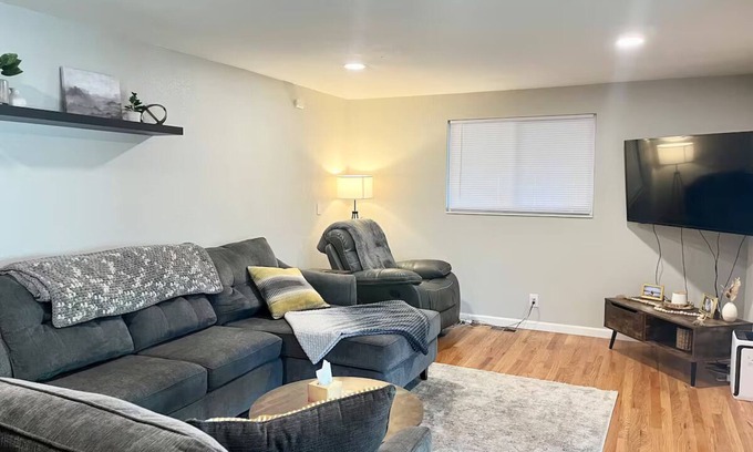 South Westminster Maison | NEW 2 BR 1 BA Home Office Escape!