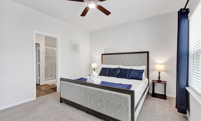 Magnolia Maison | New - 3 bed 2 Bath house in Magnolia with Fast Wifi- Garage Parking