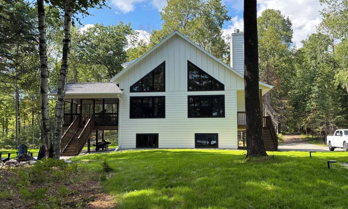 Mercer Maison | New 3-bedroom house on Spider Lake and Turtle River on a private 3 acre lot.
