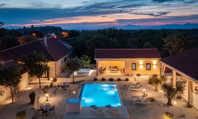 Razvode Maison | NEW!! 3 bedrooms, 2 bathrooms within WINERY, infinity pool, vineyard view