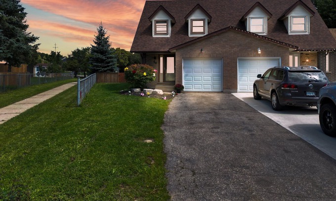 Grand River South Maison | *NEW* 3 BR with big Backyard & dedicated workspace