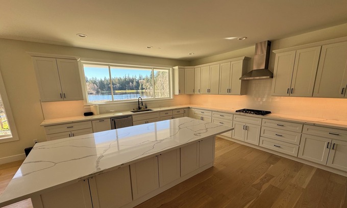 Artondale Maison | New 3300 Sq Ft. Home ON THE WATER In Gig Harbor!