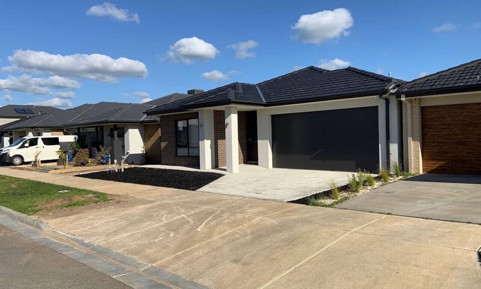 Clyde Maison | New 4.5 BR Modern Home @Clyde
