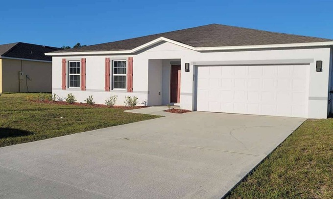 Kingsland Maison | 111 College: 4 BR, 2 BA House in Kingsland, Sleeps 12