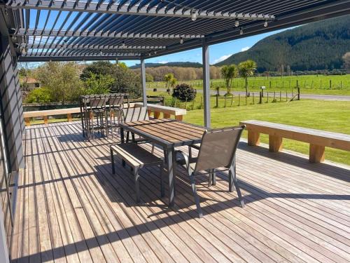 Atiamuri Maison | New 4 bedroom house to yourself, sleep 12, WiFi, full Air Conditioning