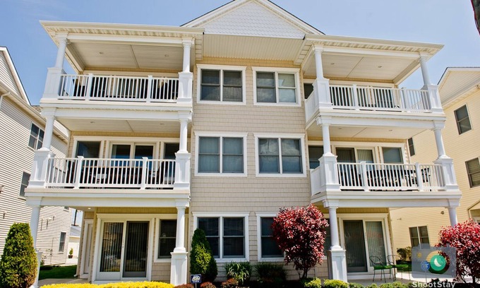 Southend Maison | Nouveau 4BR Beach Block Home-Location, emplacement, emplacement!