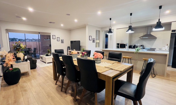 Charlemont Maison | New 4BR Retreat &Coastal Escape,15 mins to Geelong&Surf Coast with FREE Netflix